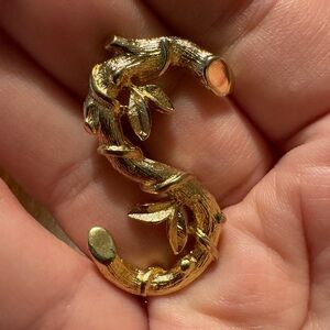 Sarah Coventry Vintage S brooch. EUC, gold-tone, 1 3/4” hi x 1” wide.